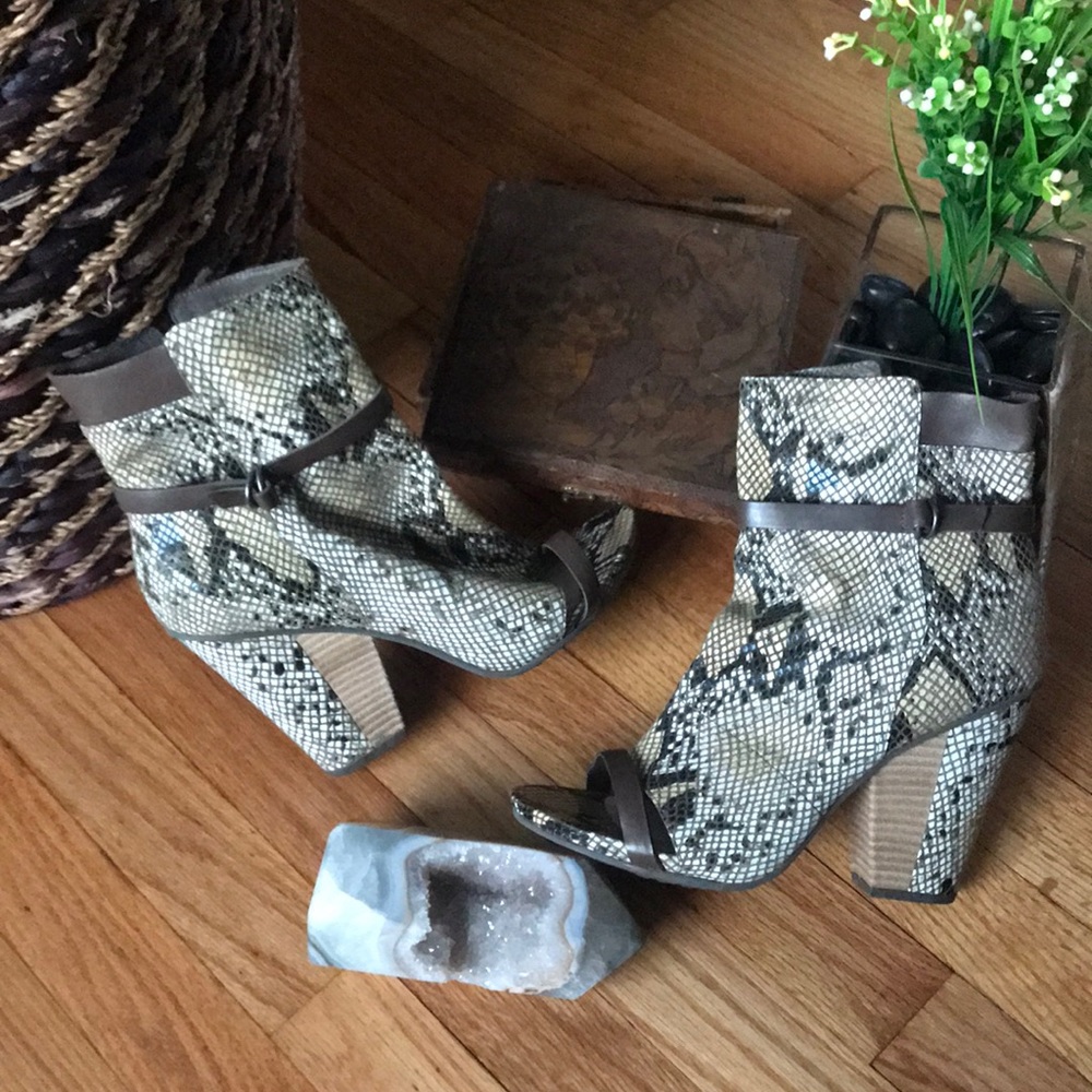 NWOT Tsubo Sevan Leather Snake Chunky Block Western Ankle Boot Embossed Sandals